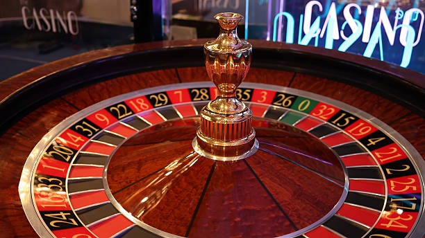 Infinite Blackjack live dealer table on amin89 with multiple player hands visible